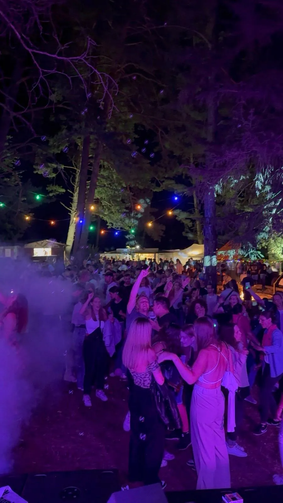 Volle Crowd unter violettem Licht beim 3 Tages Fest